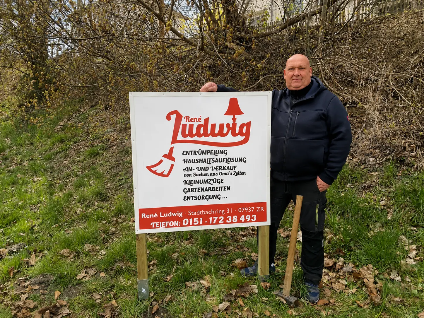 René Ludwig vor dem Firmenschild in Zeulenroda-Triebes